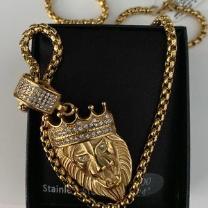 NIB Leo the lion necklace